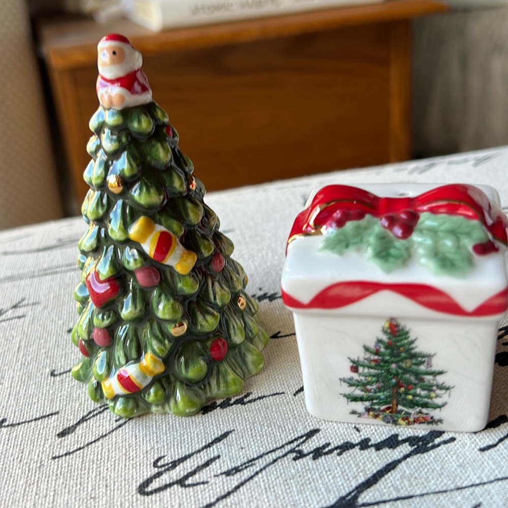 Spode tree & gift box salt & pepper set.